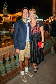 Maria Hoefl-Riesch und Mann Markus Hoefl  Almauftrieb 2019 im Käfer Festzelt auf dem  186. Oktoberfest / Wiesn 2019 auf der Theresienwiese / Festwiese in München am 22.09.2019. (c.) Edition Sportiva